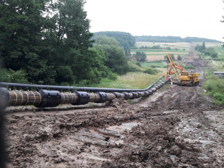 Work on the installation of a wooden rail and ring loads 2-UTK-530-12 at the river crossing