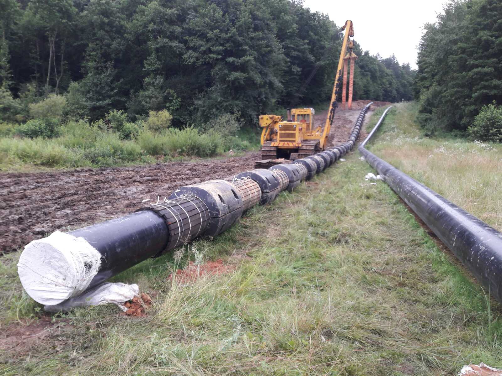 Work on the installation of a wooden rail and ring loads 2-UTK-530-12 at the river crossing